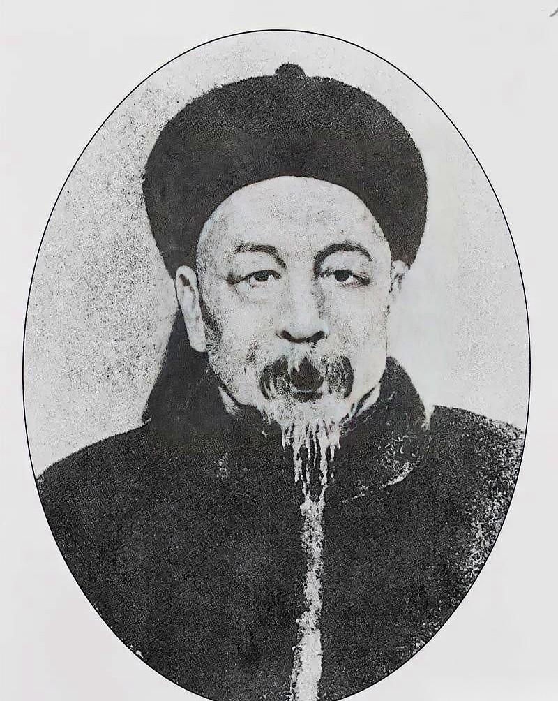 大帐里，刚投降的董福祥，对着左宗棠磕了个头。他身后，是十万归降的兄弟。左宗棠