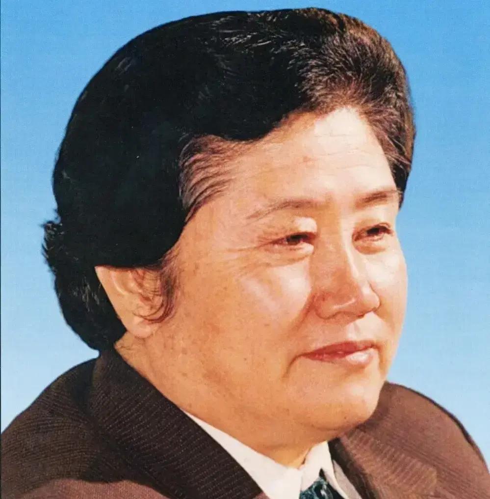 1986年8月，中纪委常委刘丽英刚因高血压导致的美尼尔氏症出院不久，她刚坐到办公