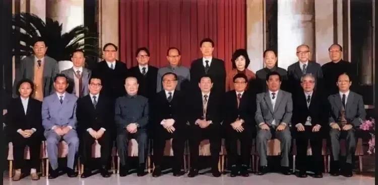 1988年4月，上海市新一届政府领导班子成立时的照片。左四是时任上海市顾问的汪
