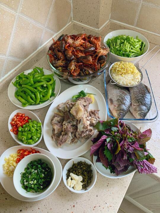 周末的饭菜丰盛一些！