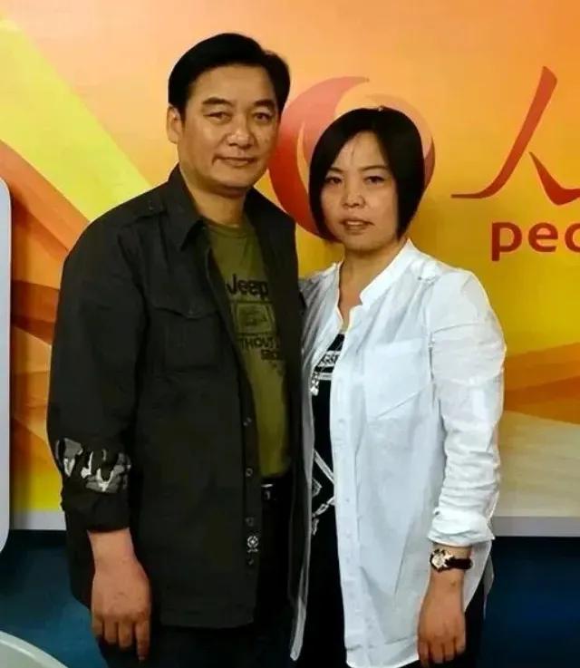 1984年老山前线，木棉花盛放，红得如同浸透热血。奔赴阵地的前一晚，两个来自安徽