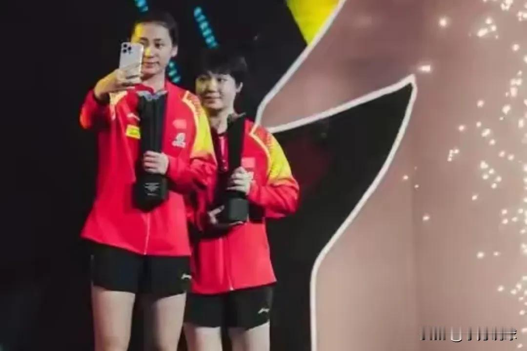 陈熠先蒯曼一步拜在女乒主教练马琳的门下，现在的陈熠虽然一直给王曼昱当陪练，但是未