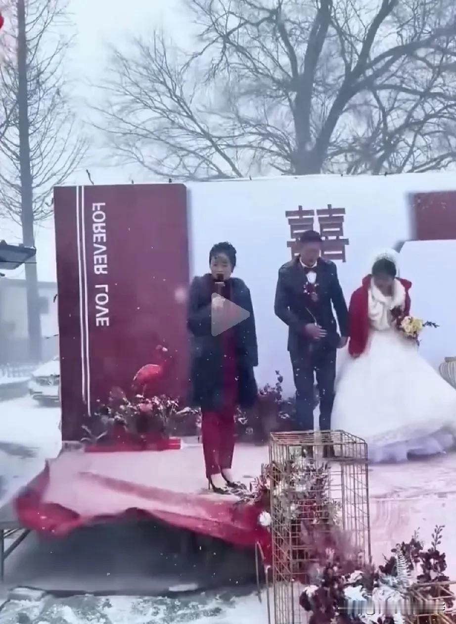 雪中婚礼真是美丽动人。村里男子结婚，正好遇到下大雪，新娘穿着婚纱，冻的直打哆嗦。