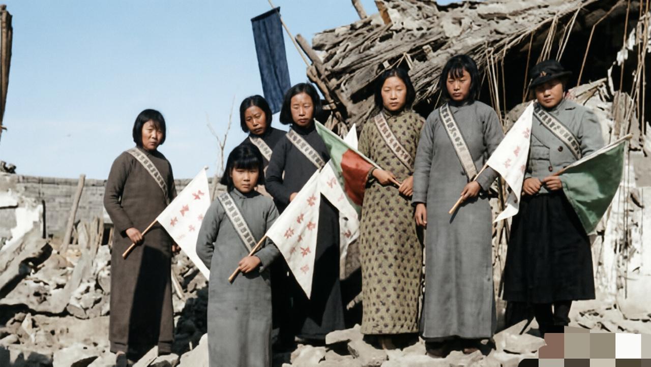 1937年，石家庄，一群为日军效力的年轻女子在镜头前合影。照片中，队伍领头人金翠