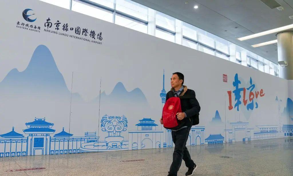 7月，连云港高铁站闸机口，一名台北男子刚现身，就被人群团团围住。他小心地从背包掏