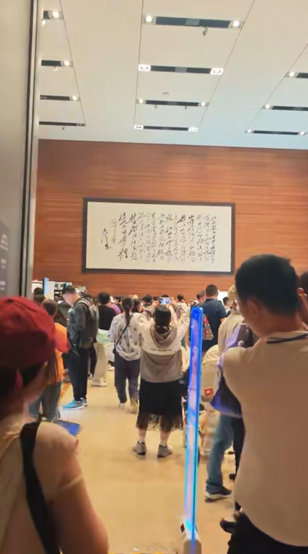 刚才看到有位网友参观完国家博物馆，很感慨。他说，谁懂在古代阴暗的中国逛了4个小时