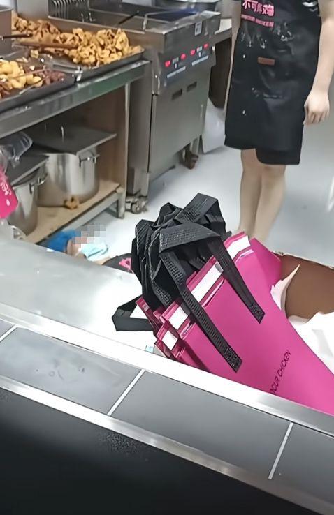 “太心酸了！”深圳龙华，一家炸鸡小店突然爆单，正好有一名店员请假，店里只有一名年