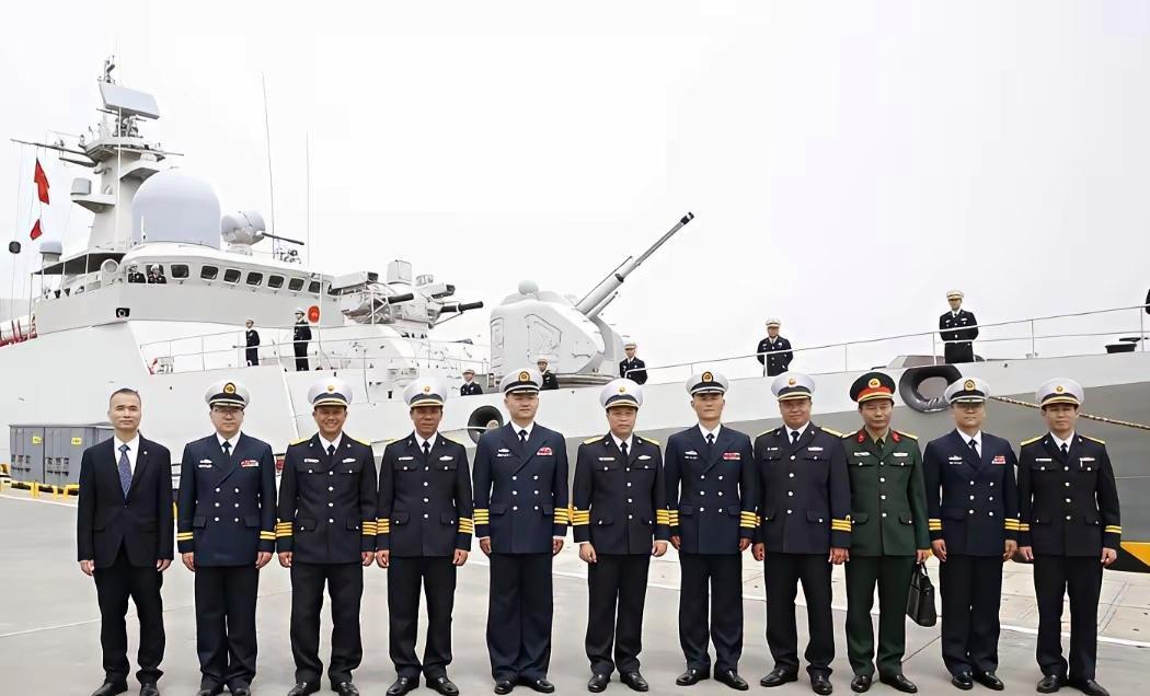 越南🇻🇳海军军装，绝对是和我国海军最像的，没有之一，比起陆军的军装越南海军军