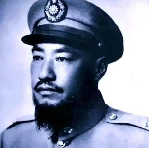 1958年，青海“土皇帝”马步芳偷偷在亲侄女喝的水里下了药，随后一把将侄女搂住往