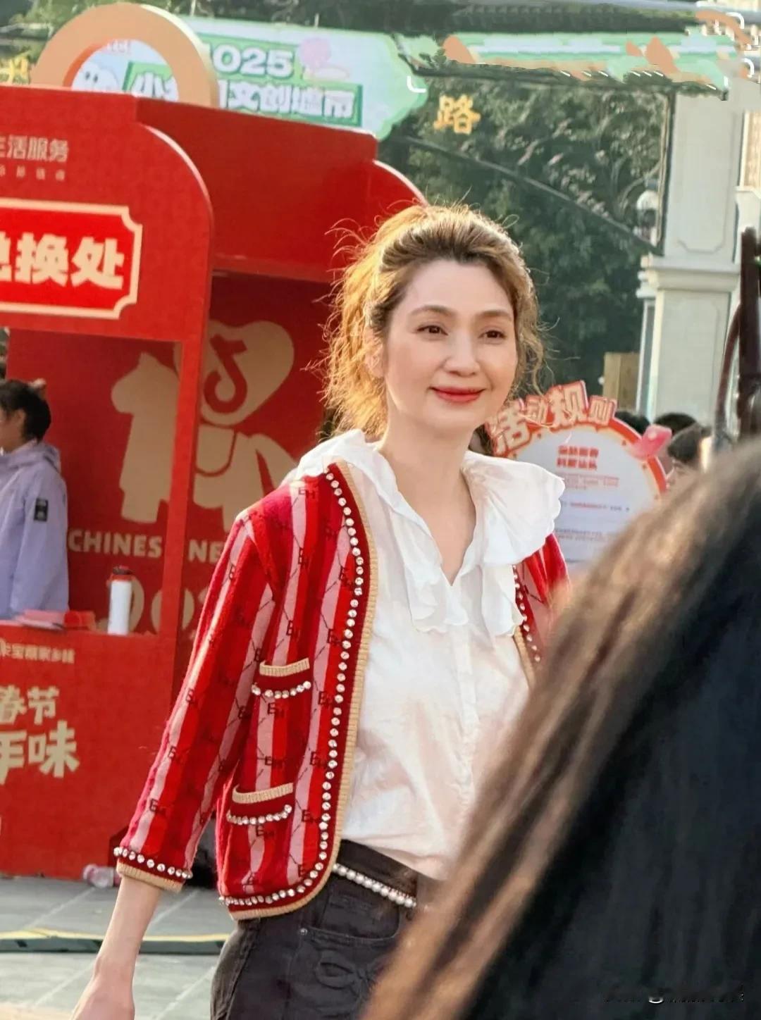 怪不得她在圈内是唯一获得“西施”外号的人，真人确实又美又仙！54岁的洪欣，现身