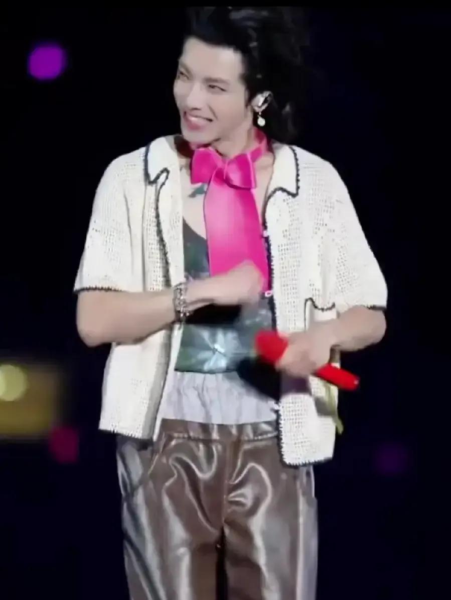 有人把机场偶遇华晨宇和毛宁的小作文截图疯转，说一个像漫画里走出来的，一个像被岁月