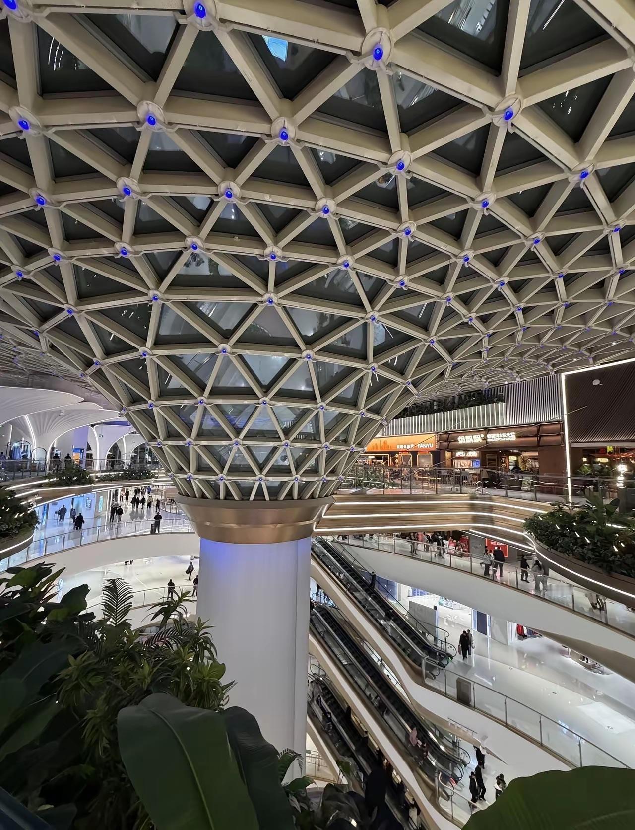 通县新开了一家大型商场，超豪华装修。我买东西，并不想要多么豪华的场所，因为羊毛出