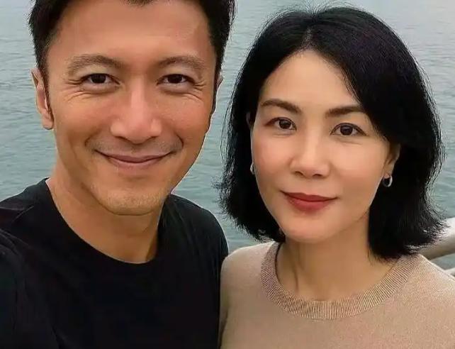 谢霆锋之所以离不开王菲，原因其实很纯粹。除了王菲长得好看、性格顺从之外，最关键的