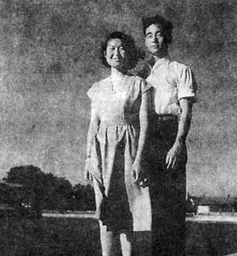 1984年，贺子珍病逝，给她送行的人群中，有一男子不停大声哭喊着四个字，特别引人