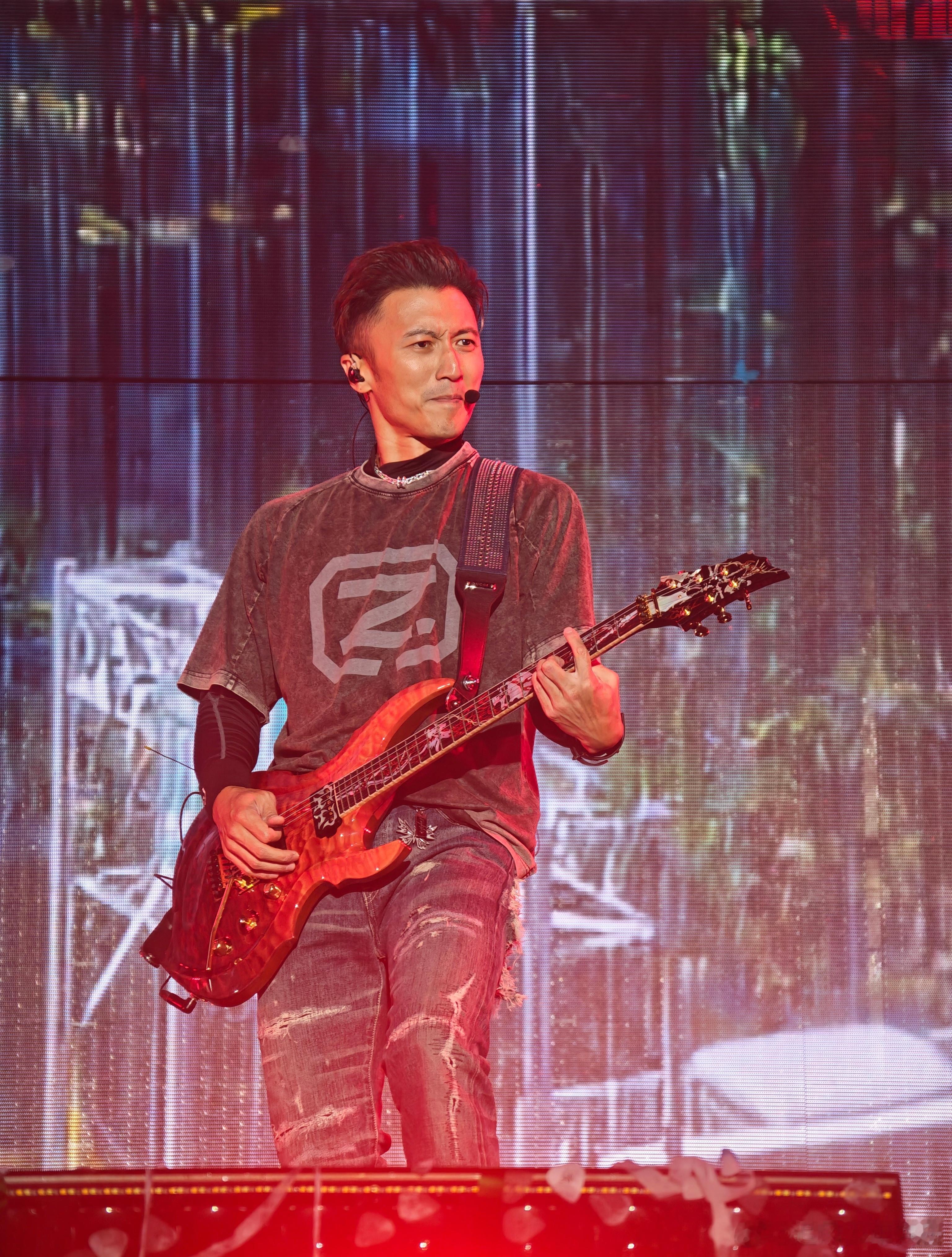 章子怡来看谢霆锋演唱会现场歌迷一边跟着谢霆锋大合唱，一边惊喜围观章子怡，双重快