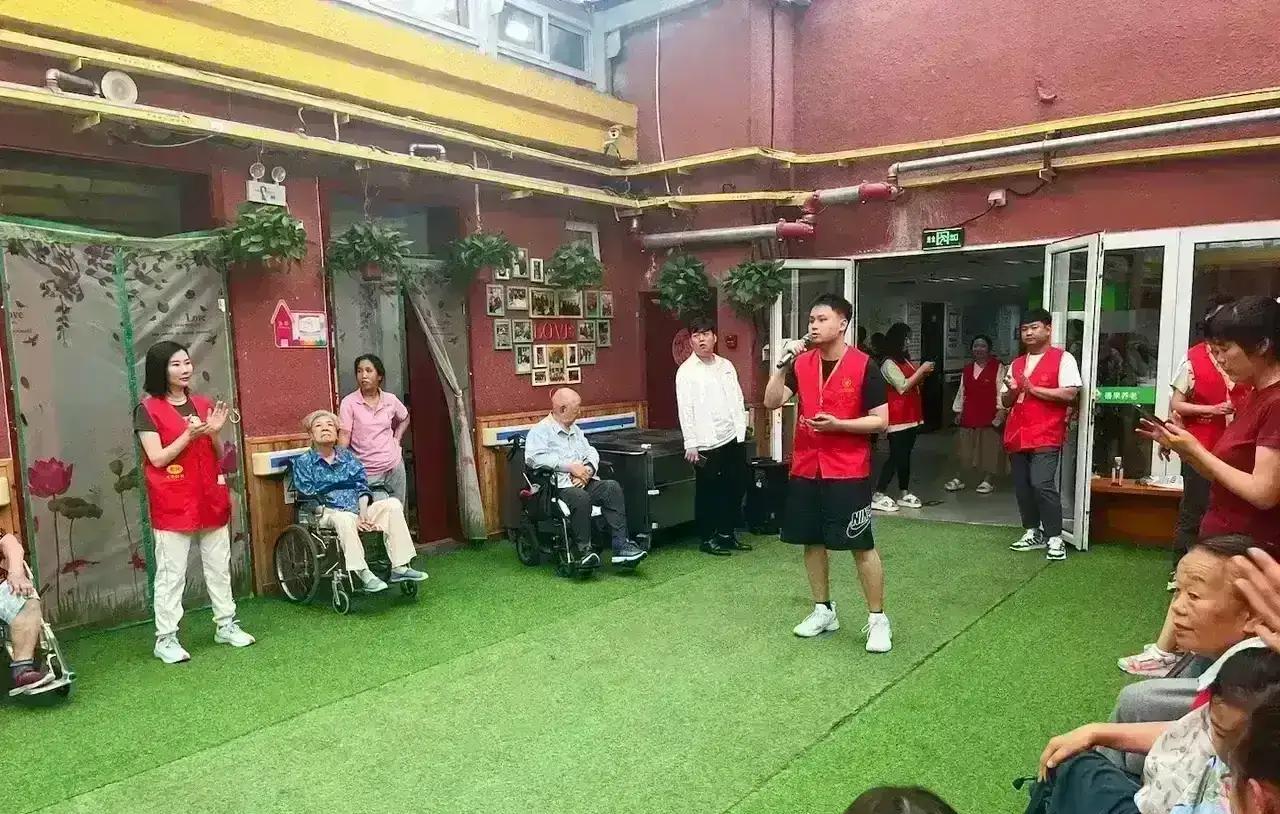 农村的老人，岁数一大的话，一般养老两种方式：自己还有劲的，种点地自己够吃，然后多