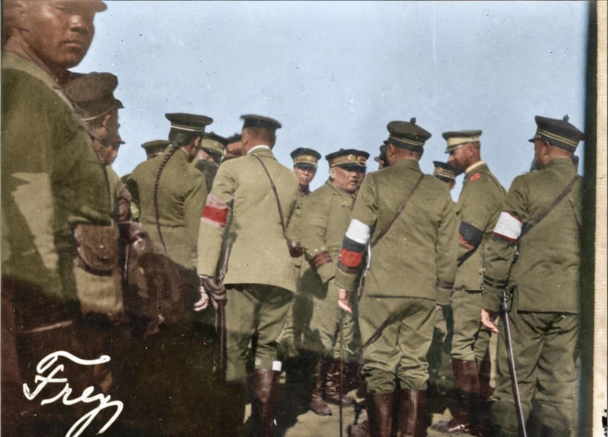 1895年，袁世凯在天津小站编练新式陆军，全面引入德国军事体系，照片是他与德国