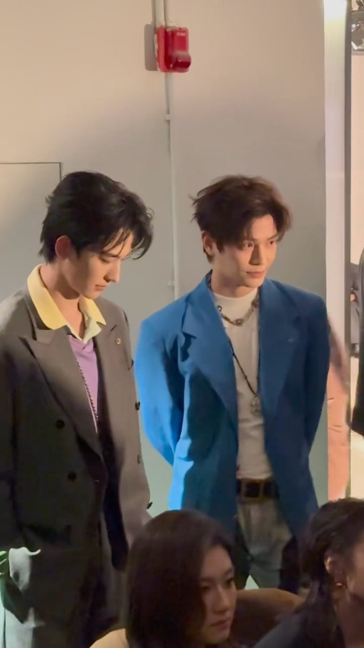 丁禹兮常华森同框，两个大帅哥聊啥呢，小丁手上还数着123丁禹兮常华森同框丁禹兮常