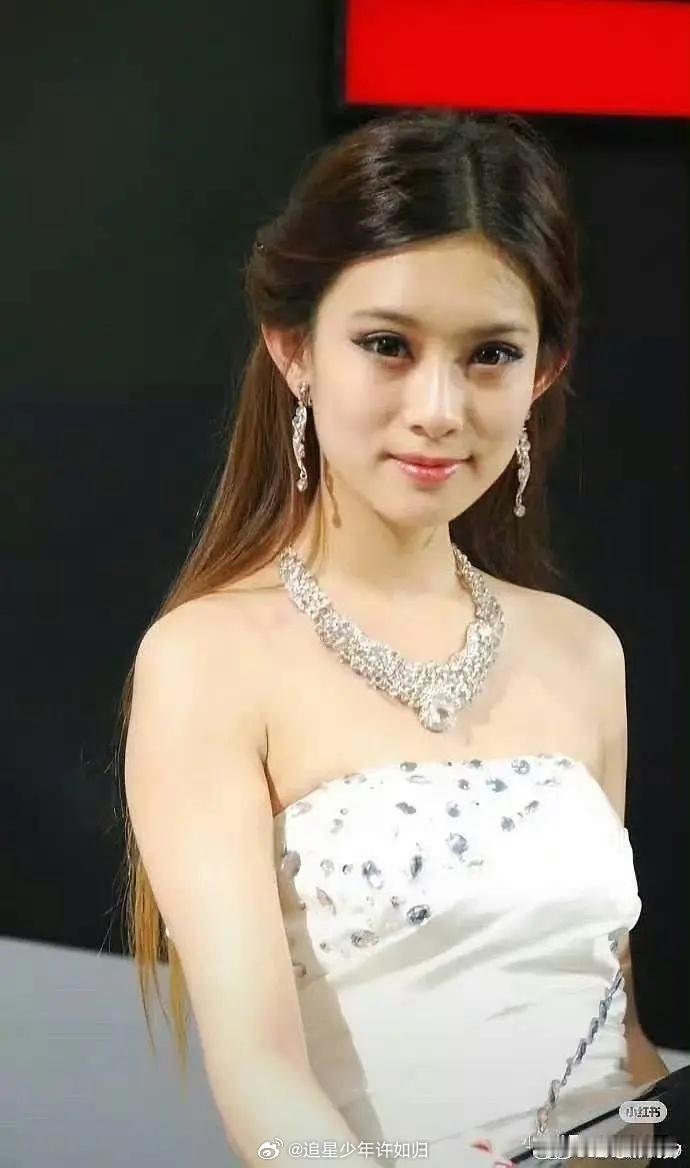 孟子义早期车模照片！看得出是美女啊，只是和现在不太像