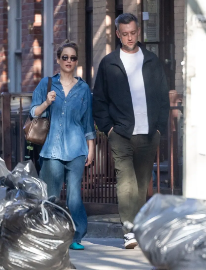 詹妮弗·劳伦斯与丈夫罕见同框,复古牛仔风造型引关注