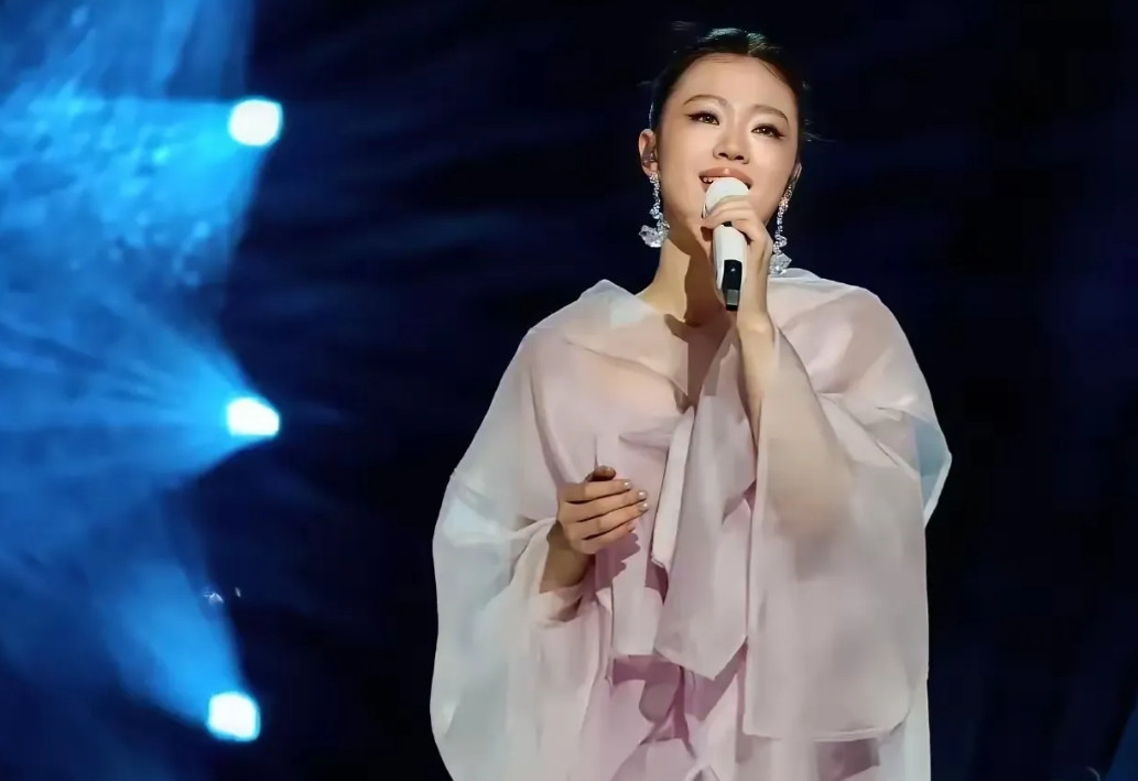 当今音乐圈，唯有他绝对能战胜单依纯！单依纯在《歌手》舞台上，接连两场得第一名，