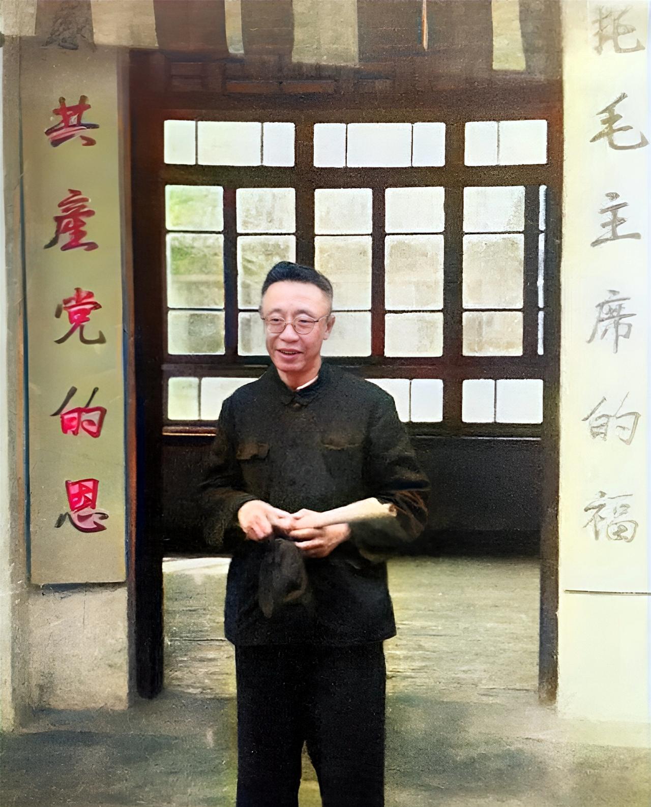 这是末代帝王溥仪在抚顺战犯管理所里接受改造。因为溥仪的特殊身份，当年抚顺战犯管理