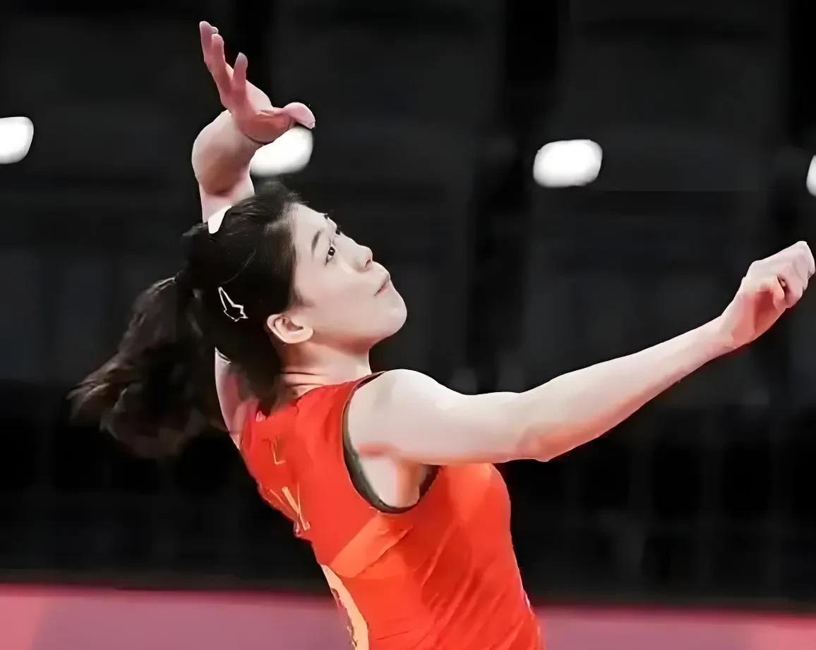 又见小李飞刀中国女排的当家球星李盈莹终于伤愈复出了，巳经开始有球训练，在几天后