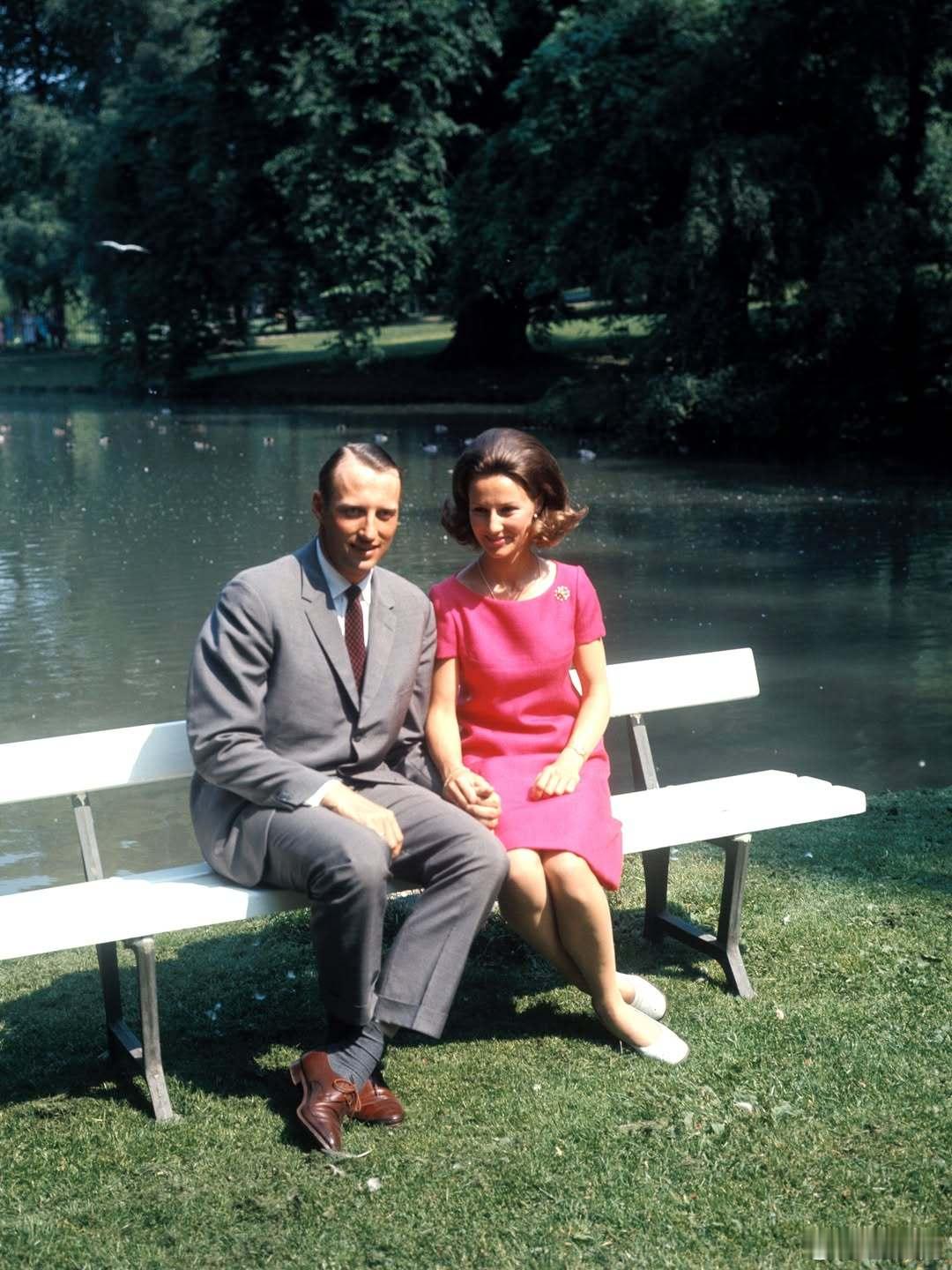 挪威王室🇳🇴今天是哈拉尔国王和索尼娅王后的结婚58周年纪念日，唉~太凄惨啦