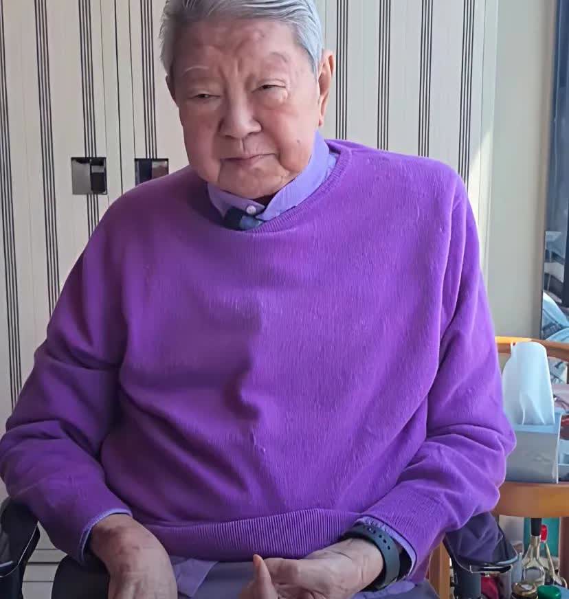人，还是要生自己的孩子！这是3个月前的蔡澜，头发虽白，但发量不错，精神