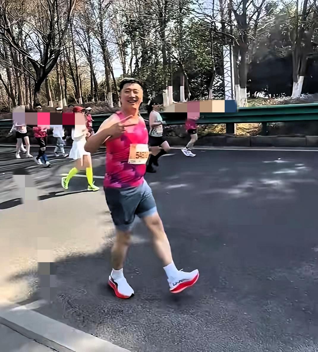 曾经的他看着阳光又健壮谁也没想到生命会戛然而止，明明体检查出心脏异常被取消马