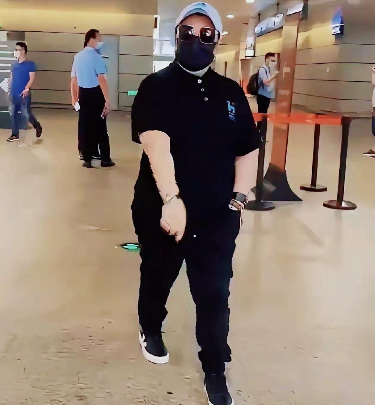 哎我去！舆论风口浪尖上，韩红又露面了，依旧全副武装，不过话说回来，她的身型特征，