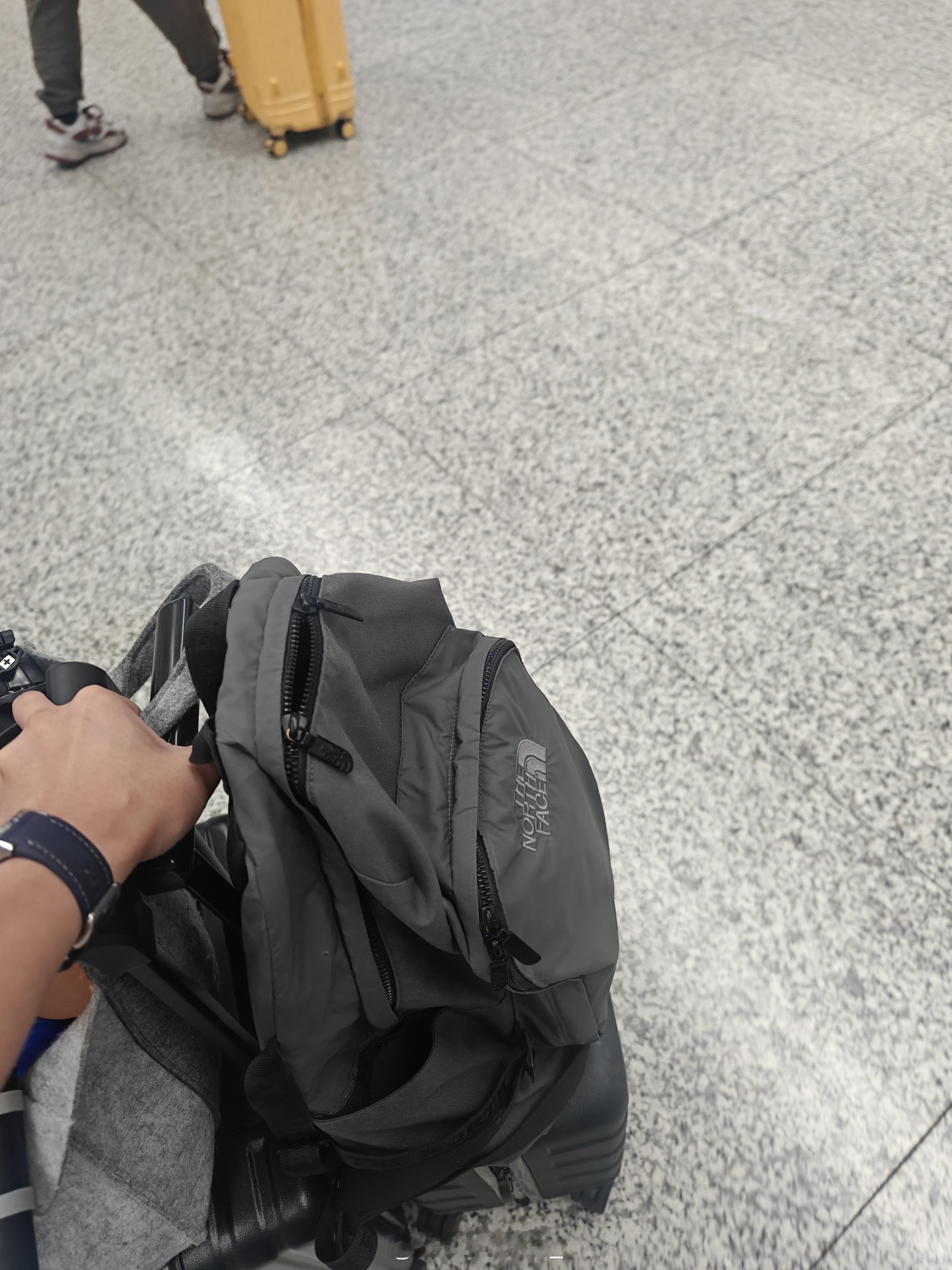 杭州到上海的牛马高铁名不虚传。都不是上高铁才办公，是手持进站还没抢到座儿，得借下