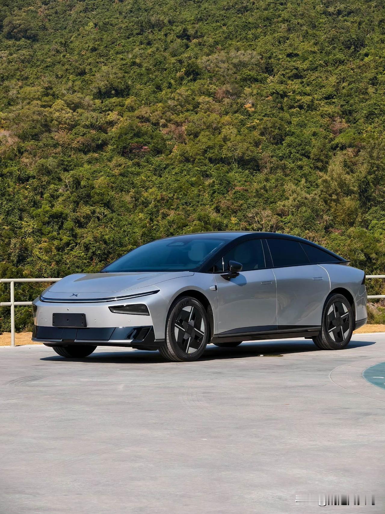 小鹏P7+2026，到山上去拍了几张图，奈何深圳落灰实在太严重，有机会洗了车