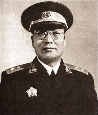 1955年授衔仪式前，周总理看着授衔名单里一位红色特工的名字，犹豫良久，最终还是