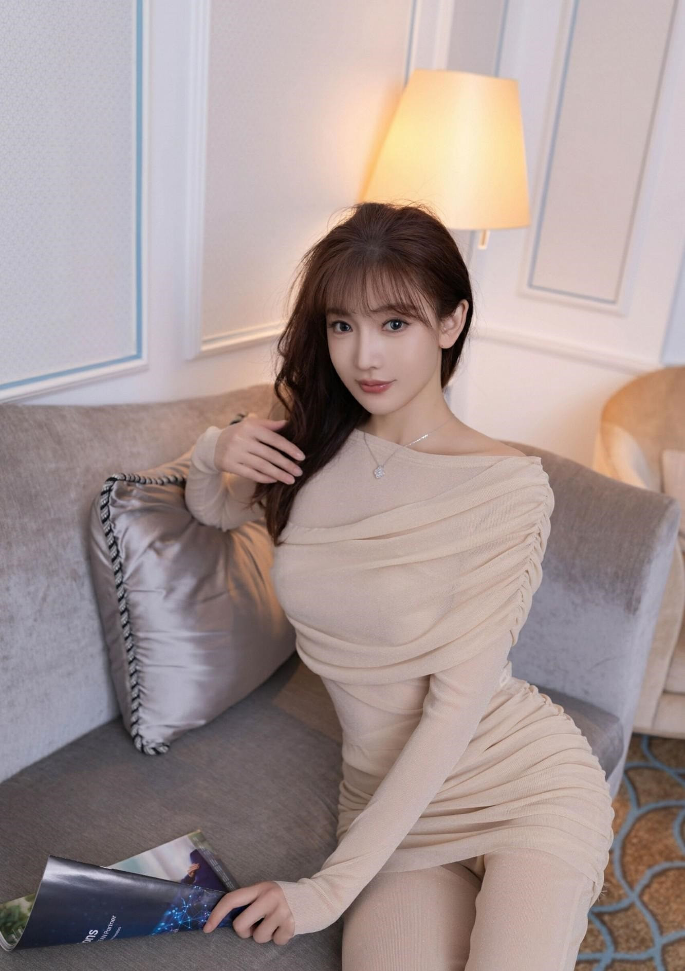 穿长裤配高跟鞋的长腿美女