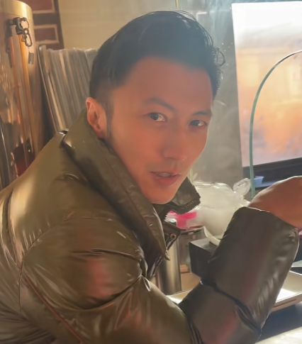 谢霆锋在整条视频中嘴角都不自觉地流露出一丝笑意，原本不善言辞的他，居然还主动跟