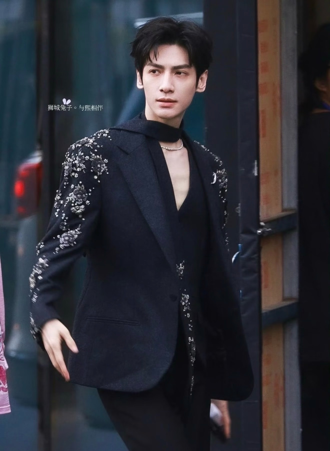 就应该尊重设计师的理念衣服好看，人更好看