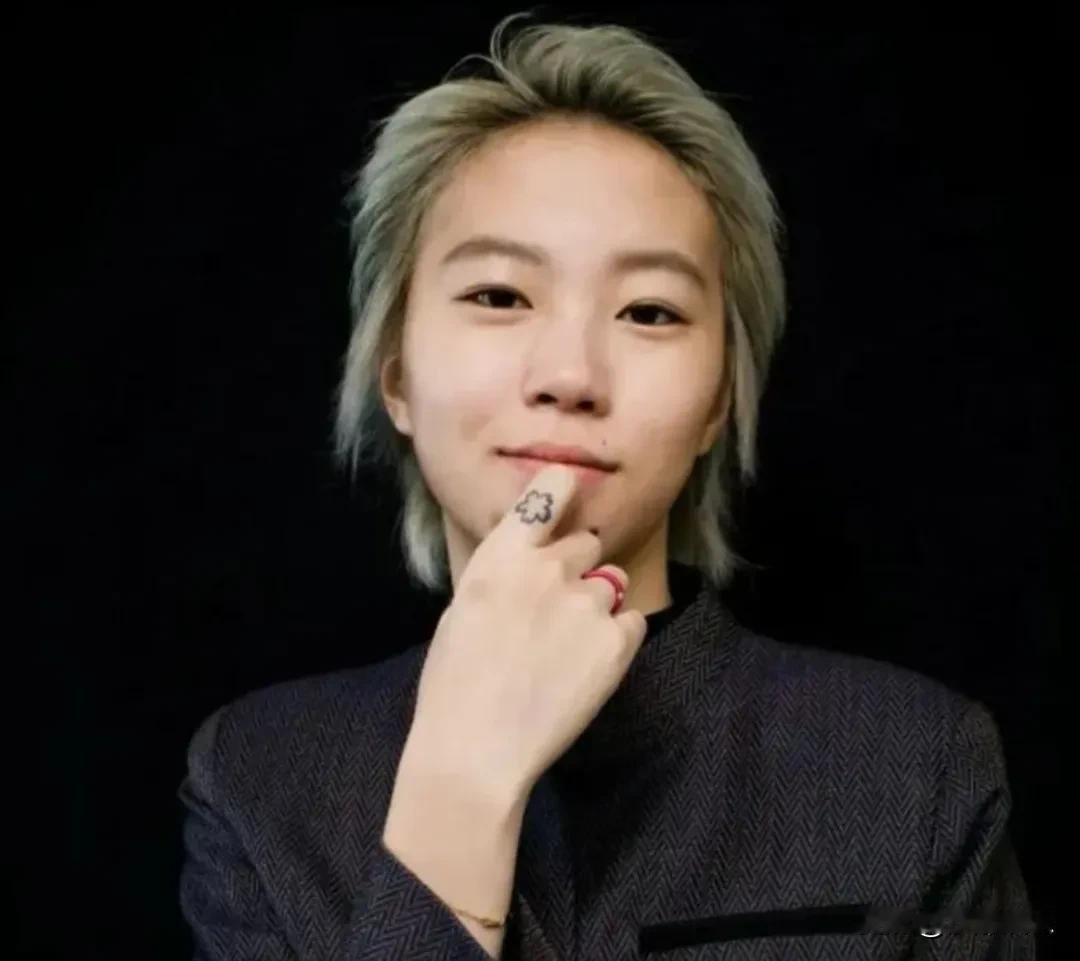 7月17日深夜，王菲女儿窦靖童冲上热搜！起因竟是《歌手2026》直播现场，一场