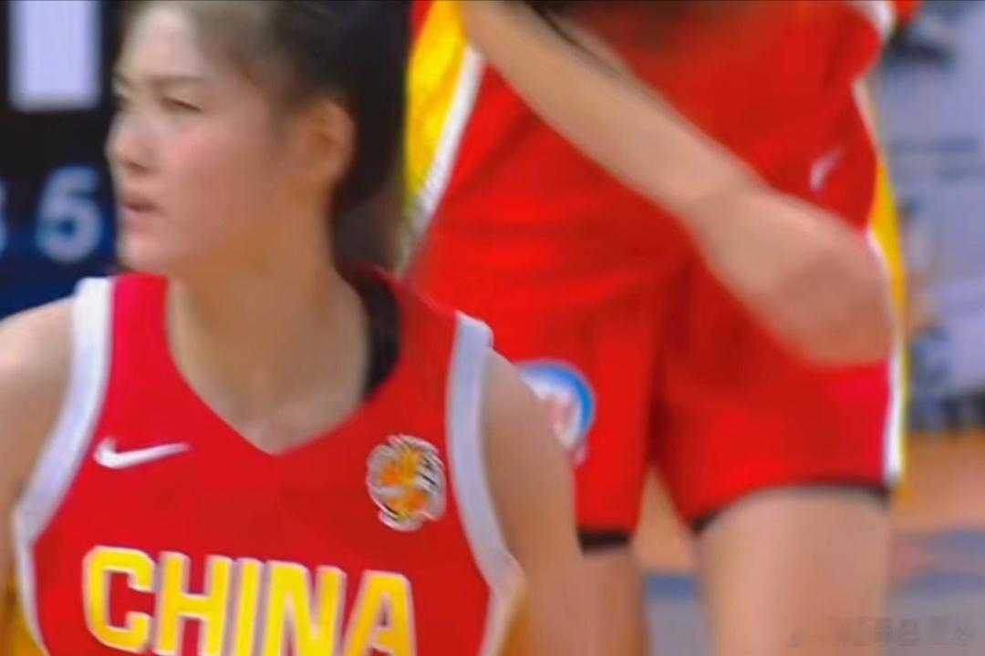 中国篮球惨败不是内外线表面事男篮九月十八败给日本，隔日又输伊朗，球迷嬉笑怒骂不绝。昨天女篮又输给韩国