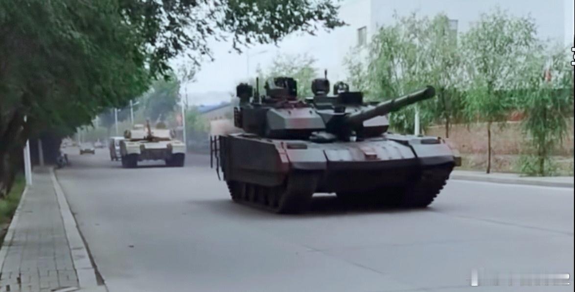 刚刚出厂的坦克，这是出口阿尔及利亚的VT-4主战坦克，这是高配版本，炮塔上集成了