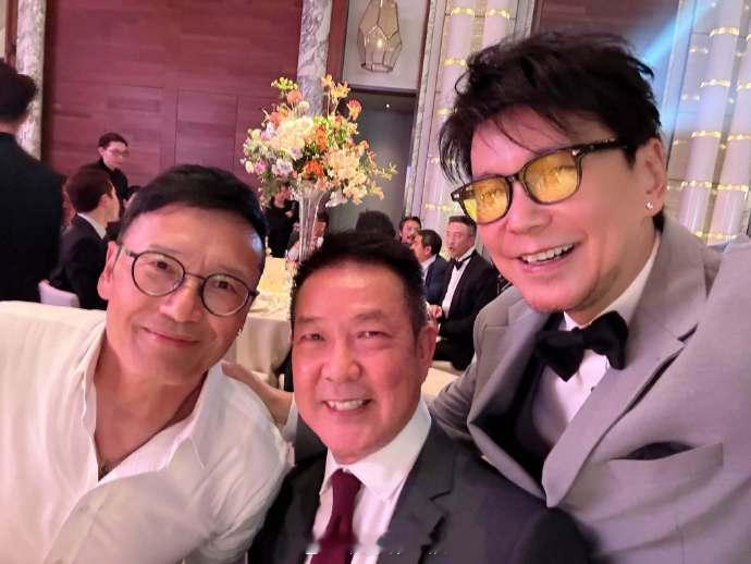 洪金宝成龙元彪参加婚礼洪金宝成龙元彪出席婚礼洪金宝、成龙和元彪，师兄弟三人参加