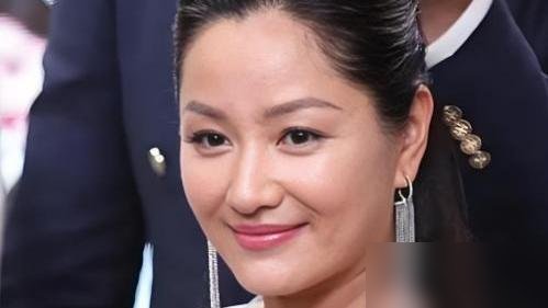 98年瞿颖跟李亚鹏好上，张艺谋撂过一句狠话：这男的眼里的野心藏不住，你留个心眼。她没听。后来她去剧组