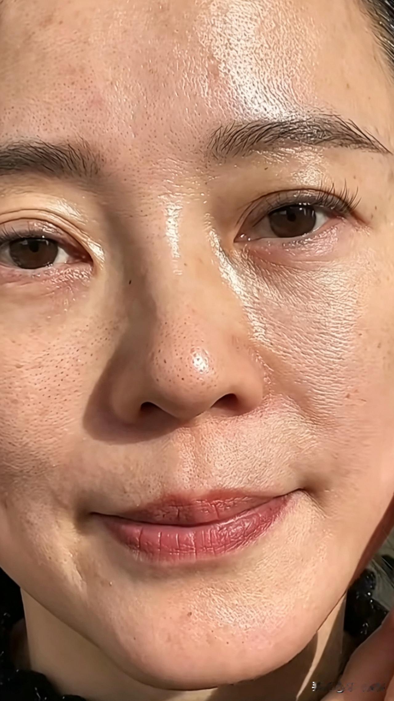 77年的，原相机拍的，没美颜也没滤镜。不磨皮，皱纹斑点全都原样保留，皮肤啥样就是