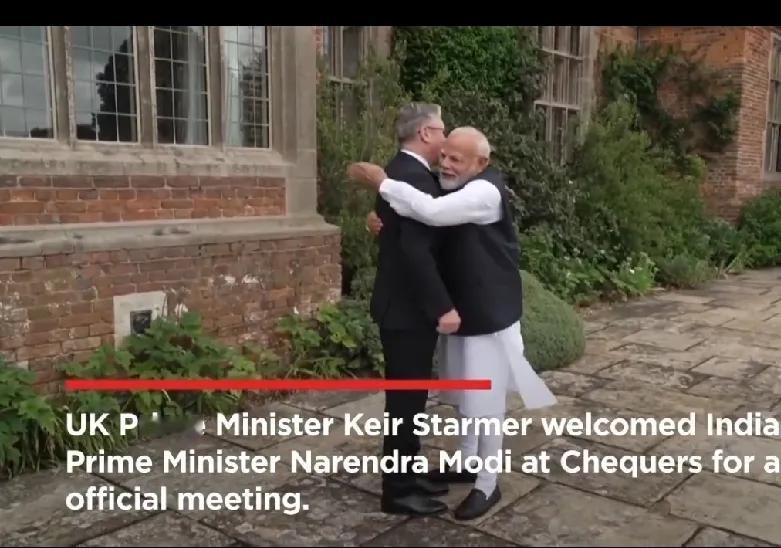 英国首相斯塔默欢迎到访的印度总理莫迪，不过英国这欢迎场面也太简陋了，没有红地毯，