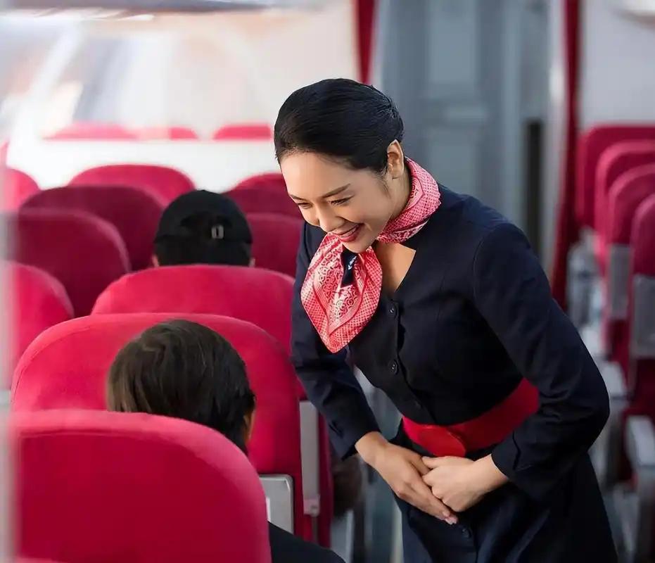 最近，一张深圳空姐的真实工资明细在网上传开了。这份工资单内容很实在：基础底薪只有