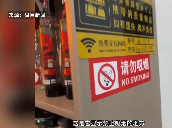 上海，一外籍小哥发现有人在餐厅吸烟，于是主动上前，指着禁烟标识，提示吸烟者不要吸