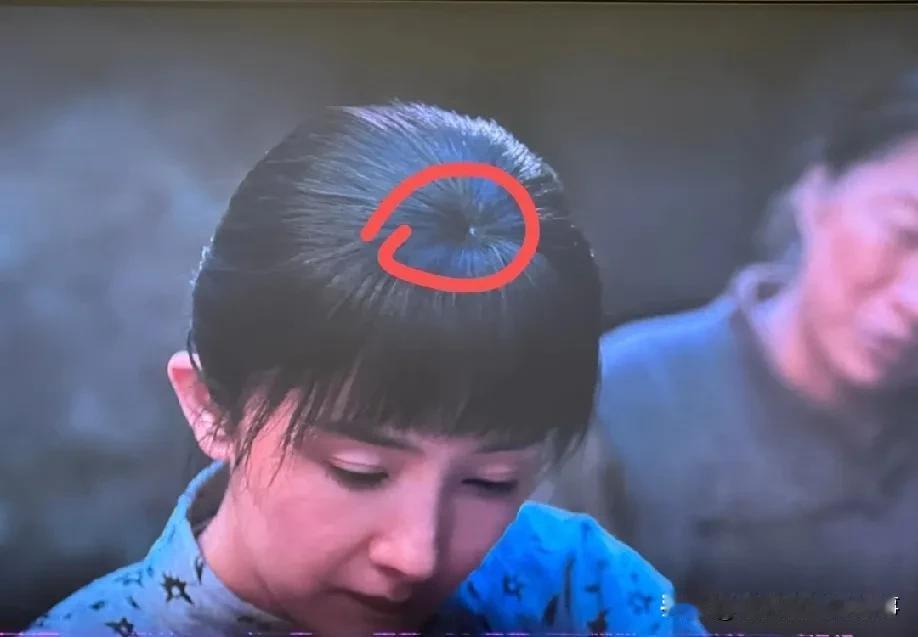 看《生万物》的观众，怕不是一半注意力都搁杨幂那假发片上了——有人说“总盯着看，就