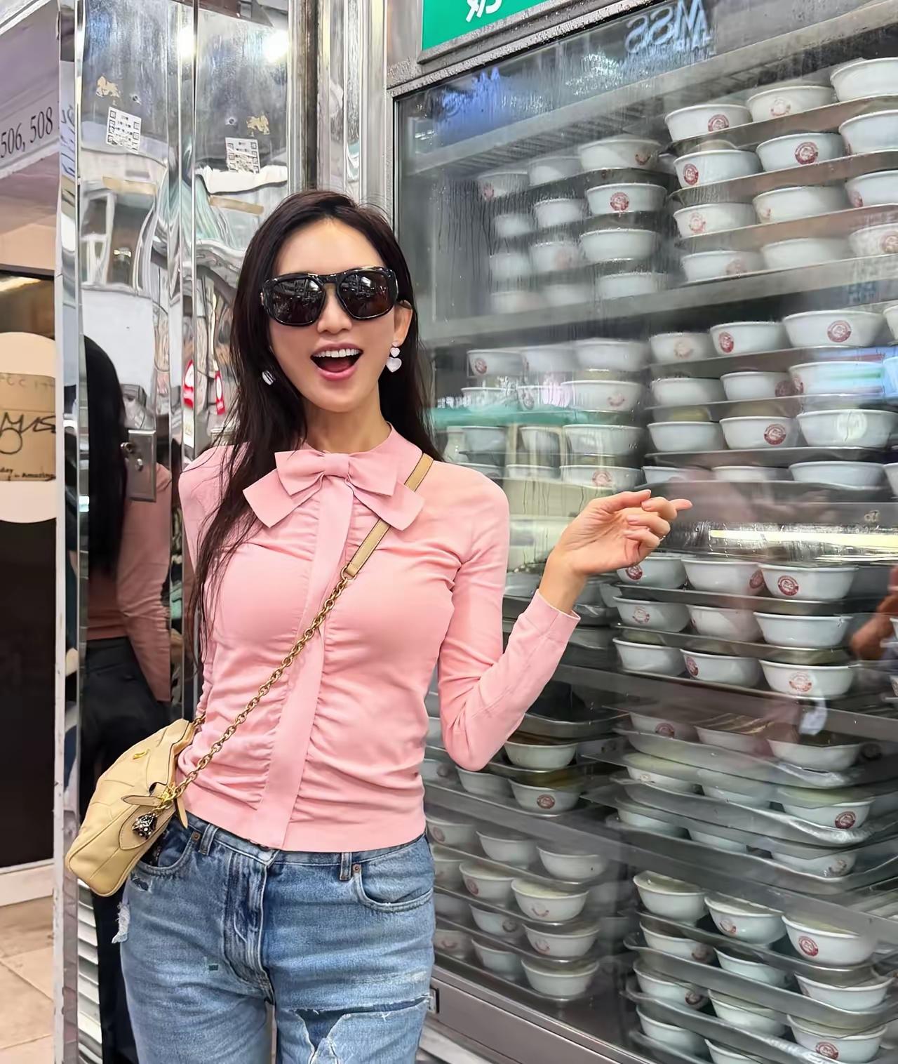 林志玲近日在香港工作间隙享受美食与街景，状态宛如少女，完全看不出已年过五十。此前