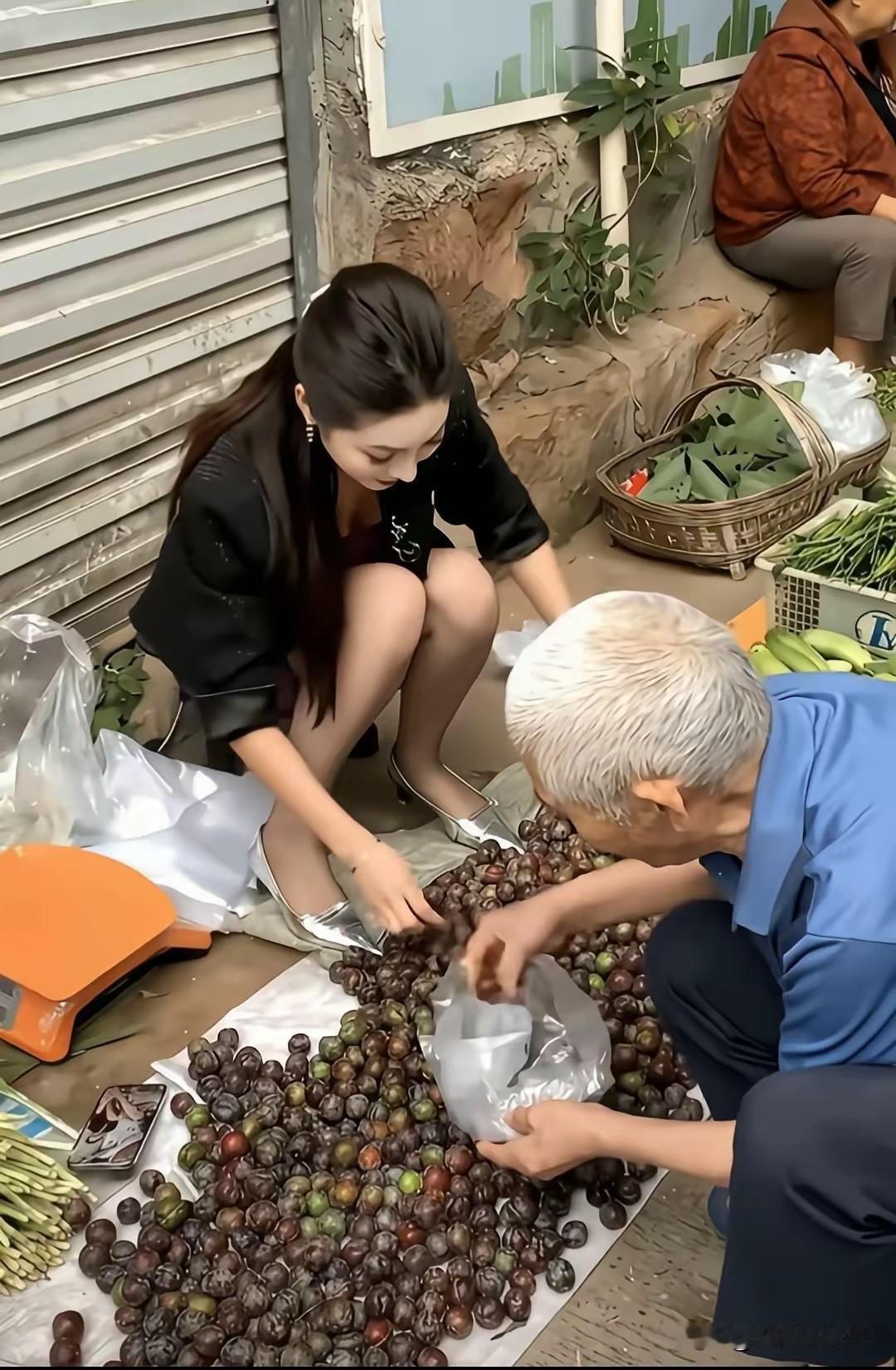 这大爷虽老但买东西还是挺有眼力的大爷这是高手购物老人