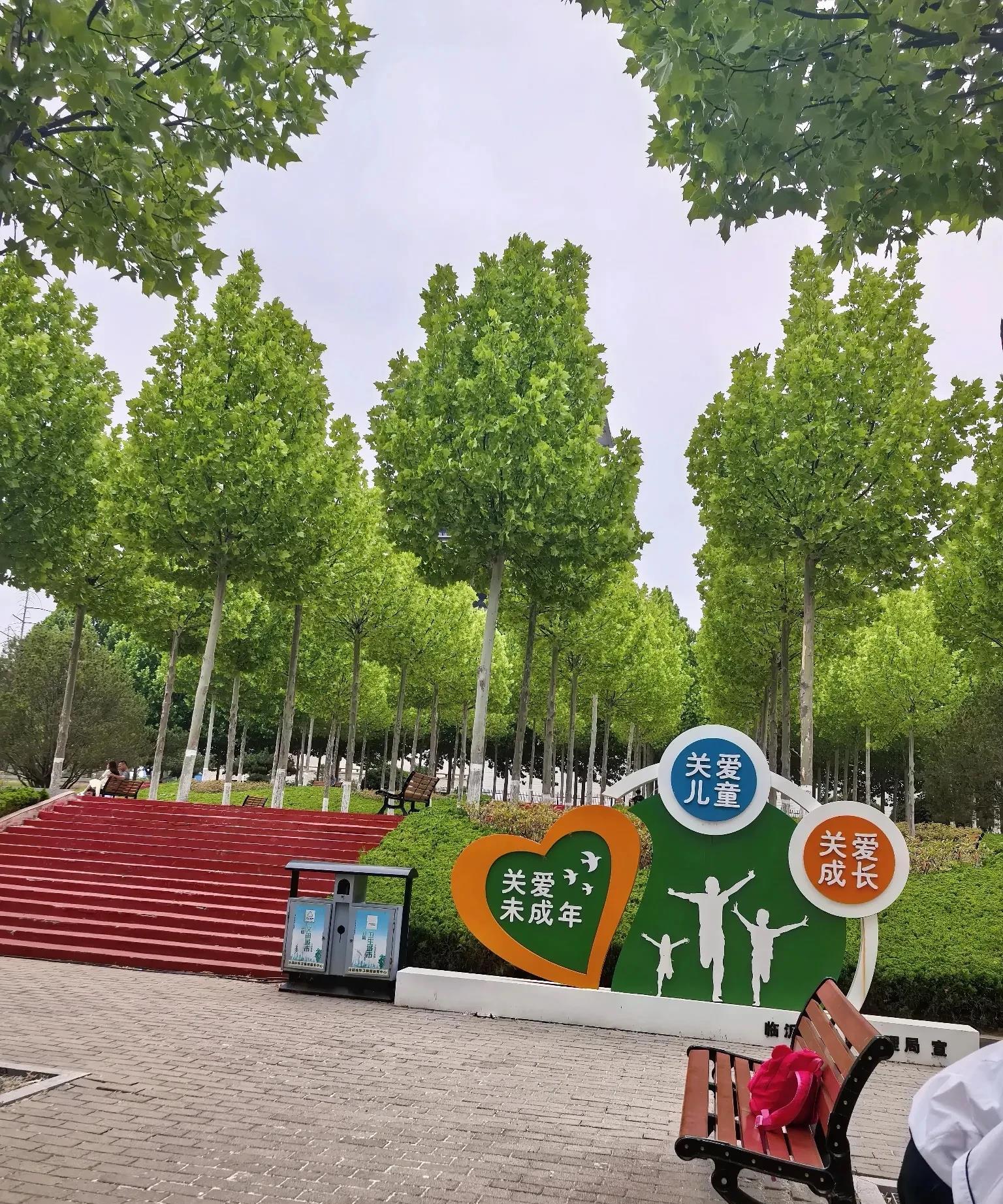 哈尔滨大学最近挺闹心的中亚留学生阿利舍尔因为玩游戏输了，居然闯进实验室把